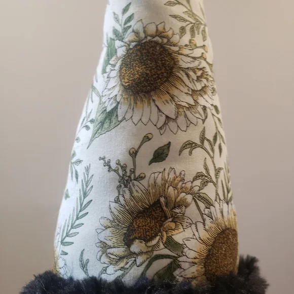 Bee Decor/ sunflower & bee gnome - Picture 10 of 13